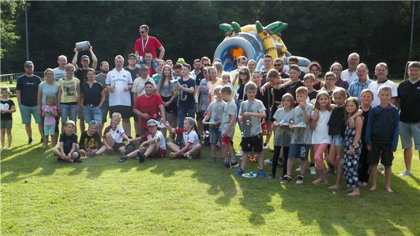 Gäste und Teilnehmer der „Spiele ohne Grenzen“ am Samstag auf dem Sportplatz