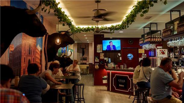 Schlechte Kritiken für Sánchez in hitziger TV-Debatte Gäste verfolgen in einer Bar in Madrid die TV-Debatte zwischen Pedro Sánchez und Alberto Núñez Feijóo.