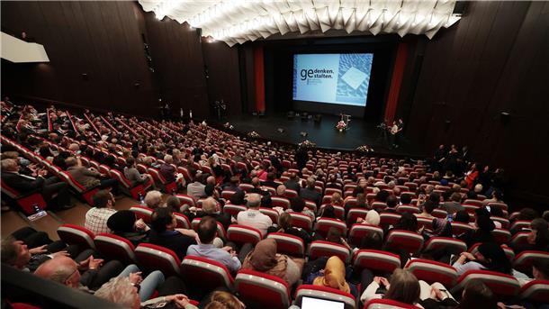 Gäste warten im Theater und Konzerthaus auf den Beginn der zentralen Gedenkfeier zum 30. Jahrestag des Solinger Brandanschlags.