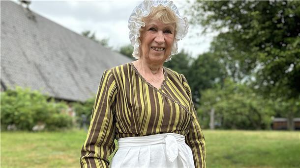 Gästeführerin Hanna Tamke als Hebamme Anna.