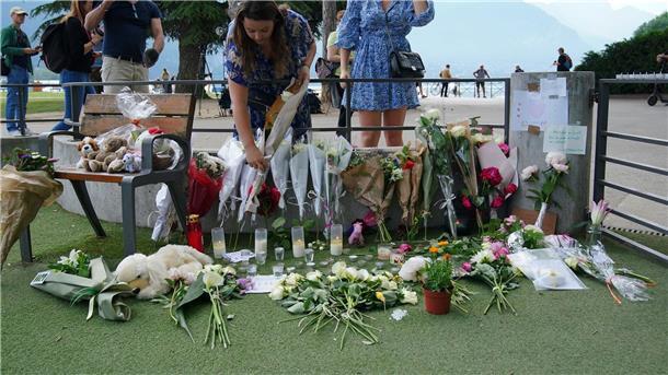 Messerattacke in Frankreich: Fahnder äußern sich zu Motiv Ganz Frankreich ist geschockt - in Annecy selbst äußern Menschen ihr Mitgefühl durch Blumen am Tatort.