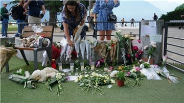 Ganz Frankreich ist geschockt - in Annecy selbst äußern Menschen ihr Mitgefühl durch Blumen am Tatort.