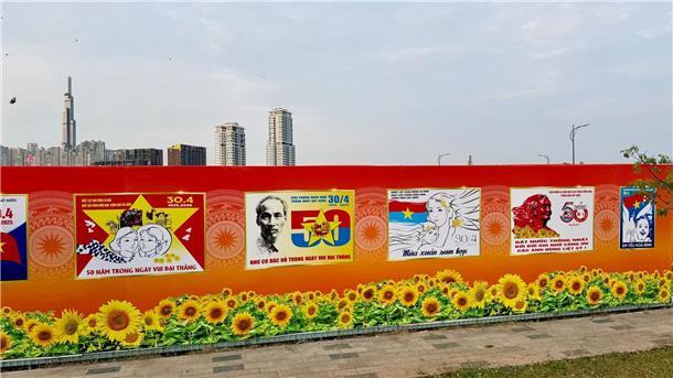 Ganz Ho-Chi-Minh-Stadt wird gerade mit Plakaten zum Jahrestag gepflastert. 