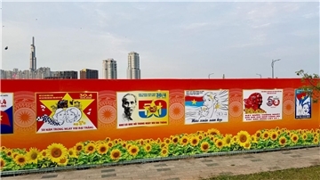 Ganz Ho-Chi-Minh-Stadt wird gerade mit Plakaten zum Jahrestag gepflastert. 