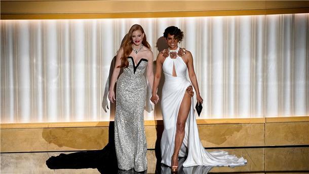 „Im Westen nichts Neues“ gewinnt vier Oscars Ganz Hollywood ist bei der Oscar-Verleihung: Jessica Chastain (l) und Halle Berry stehen als Presenter auf der Bühne.