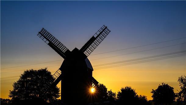 Bilder des Tages Ganz romantisch sieht diese Windmühle im Sonnenaufgang aus.