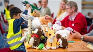 Ganz schön viel los in der Teddyklinik. Kuscheltiere werden hier „versorgt“, um Kindern die scheu vor dem Arztbesuch zu nehmen.