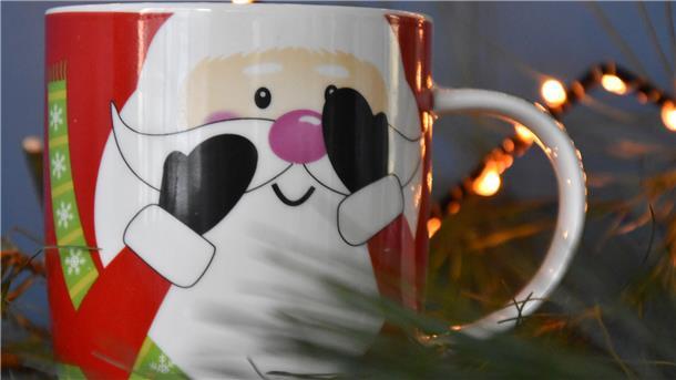Über diese Wichtelgeschenke freuen sich Ihre Kollegen Ganz simpel: Weihnachtstassen bringen festliche Stimmung in die Kaffeepause.