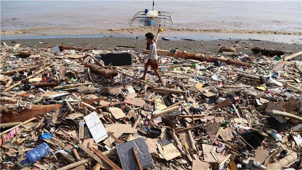 Zahl der Toten nach Taifun auf den Philippinen steigt Ganze Dörfer lagen in Trümmern.