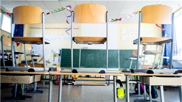 Stühle auf dem Tisch