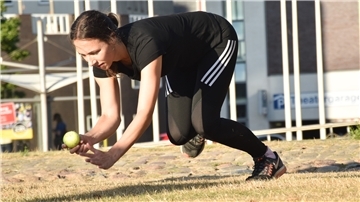 Gar nicht so leicht: NZ-Volontärin Leoni Hentschel testet „Bamboo Movement“ unter freiem Himmel in Bremerhaven.