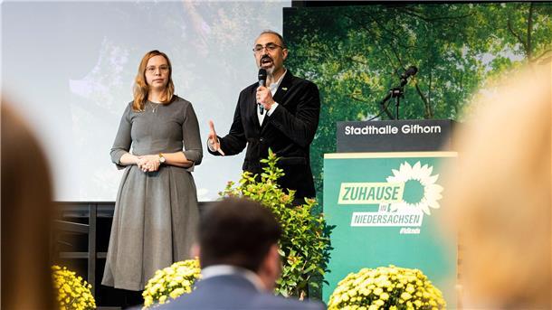 Landesparteitag der Grünen zwischen Aufbruch und Krisen Garlichs (l) und Alhamwi führen die Grünen in Niedersachsen an.