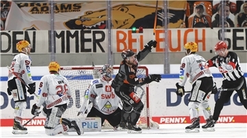 Garrett Festerling (Mitte) jubelt. Er hatte sich gegen die gesamte Pinguins-Defensive durchgesetzt und schoss das entscheidende Tor. Und das in Unterzahl. 