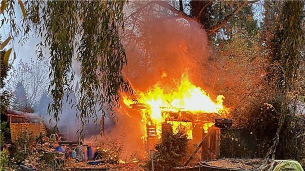 Gartenlaube steht in Flammen.