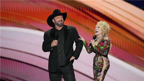 Garth Brooks und Dolly Parton sind die Gastgeber.