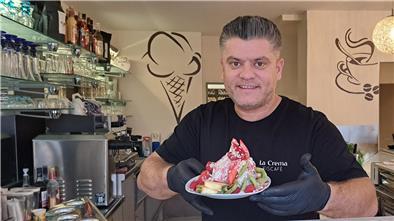 Burim Feka hat das Eiscafé am Amtsplatz in Hagen wiederbelebt.
