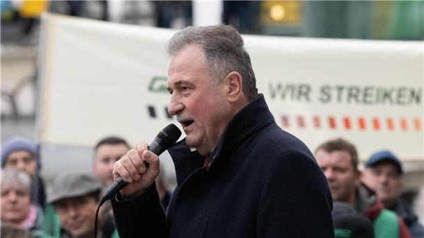 GDL-Chef Weselsky: Kein Grund für Rückkehr zu Verhandlungen GDL-Chef Claus Weselsky bei einer Kundgebung vor dem Hauptbahnhof in Dresden.