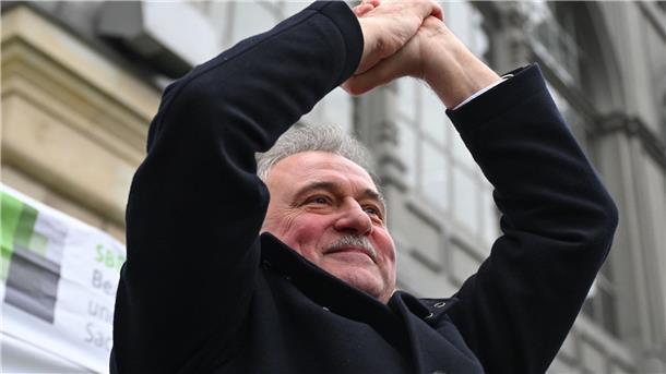 GDL-Chef Weselsky: Kein Grund für Rückkehr zu Verhandlungen GDL-Chef Claus Weselsky nach seiner Rede vor dem Dresdner Hauptbahnhof.