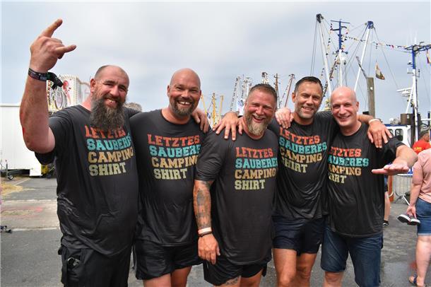 Geballte Muskelkraft: Die "Camper" mit (von links) Benjamin von Zabiensky, Marc ...