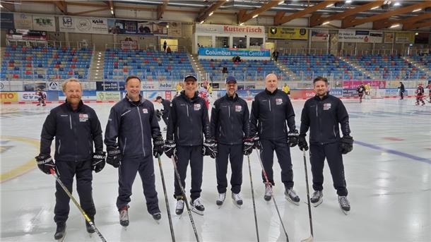 Geben den Nachwuchsspielern vor der neuen Saison wertvolle Tipps: REV-Trainer Heiko Niere (v. li.), Ex-DEL-Profi Tino Boos, DEL-Nachwuchskoordinator Uli Liebsch, EX-DEL-Profi Herberts Vasiljevs, Oliver Kleinert als Vorsitzender des REV und REV-Trainer Dominik Döge.
