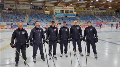 Geben den Nachwuchsspielern vor der neuen Saison wertvolle Tipps: REV-Trainer Heiko Niere (v. li.), Ex-DEL-Profi Tino Boos, DEL-Nachwuchskoordinator Uli Liebsch, EX-DEL-Profi Herberts Vasiljevs, Oliver Kleinert als Vorsitzender des REV und REV-Trainer Dominik Döge.