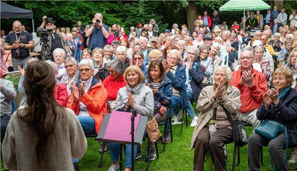 Geburtstagsfest für Thieles Garten: zum 100-jährigen Bestehen des verwunschenen und denkmalgeschützten Bremerhavener Idylls am Mecklenburger Weg 100 hat der Förderverein ein großes Gartenfest organisiert - dank Geld aus dem Landesprogramm „Lebendige Quartiere“. Zum Auftakt reißt die blutjunge Georgia Balke mit ihrer Soul-Röhre die ersten rund 200 Festgäste mit.