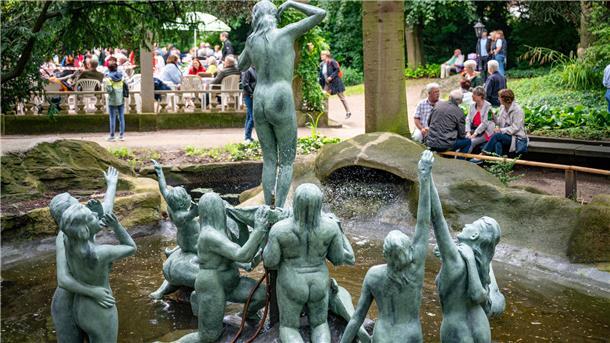 Geburtstagsfest für Thieles Garten: zum 100-jährigen Bestehen des verwunschenen und denkmalgeschützten Leherheider Idylls am Mecklenburger Weg 100 hat der Förderverein ein großes Gartenfest organisiert. Über den Tag verteilt lustwandeln an die 400 Gäste durch die parkähnliche Märchenlandschaft mit ihren Tempeln, Skulpturen und Brunnen. Hier der größte, der Venus-Brunnen, der soeben mit Denkmalschutzmitteln saniert worden ist.