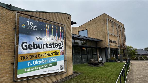 Außenansicht des Rathauses Langen in Geestland mit großem Banner an der Fassade, das auf den „Tag der offenen Tür“ am 11. Oktober 2025 zum zehnjährigen Stadtjubiläum hinweist.