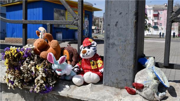 Gedenken: Blumen und Spielzeuge liegen nach dem Raketeneinschag im April 2022 am Bahnhof in Kramatorsk.