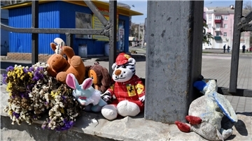 Gedenken: Blumen und Spielzeuge liegen nach dem Raketeneinschag im April 2022 am Bahnhof in Kramatorsk.