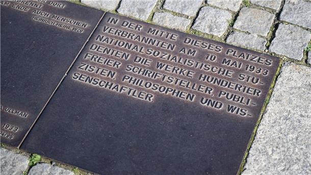 Vor 90 Jahren verbrennen Nazis Bücher in Berlin Gedenktafel auf dem Berliner Bebelplatz zur Erinnerung an die Bücherverbrennung.
