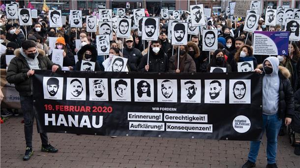 Aufruf zu Kampf gegen Rechtsextremismus Gedenkveranstaltung auf dem Hanauer Marktplatz im Februar 2022.