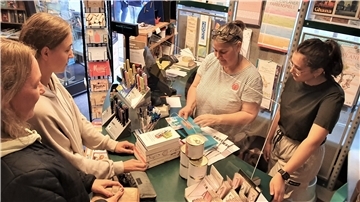 Gedränge an der Kasse: Claudia Stollenwerk und Frida Slominski bedienen am letzten Verkaufstag der Buchhandlung Schließke die Kundschaft.