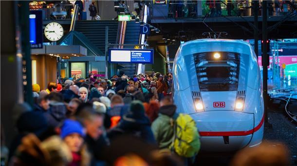 Nach Sturmtief: Heftige Regenfälle und Schnee erwartet Geduld ist gefragt: Reisende am Hamburger Hauptbahnhof.