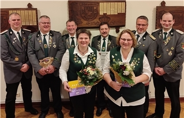 Geehrte Vereins- und ausgeschiedene Vorstandsmitglieder des Schützenvereins Oese-Poggemühlen: (von links, hinten) Christian Stanze, Heiko Breuer, Heiner Peimann, Wolfgang Bock, König Holger Engelke, Fabian Lau, (vorne) Petra Mehrtens und Tanja Breuer.