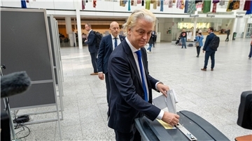 Geert Wilders von der radikal-rechten Partei für die Freiheit (PVV) während seiner Stimmabgabe in Den Haag zur Europawahl.