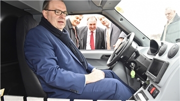 Geestlands Bürgermeister Thorsten Krüger (SPD) soll im Landkreis das Steuer in die Hand nehmen und Landrat werden: CDU-Kreisverbandschef Enak Ferlemann (links am Fenster) sieht ihm mit seinen Parteifreunden dabei gerne zu und unterstützt ihn tatkräftig.
