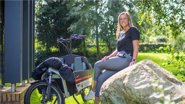 Klimaserie: Geestlands Klimaschutzmanagerin Katharina Koop zeigt des E-Lastenrad der Stadt, genannt "Geesine".