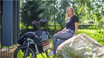 Klimaserie: Geestlands Klimaschutzmanagerin Katharina Koop zeigt des E-Lastenrad der Stadt, genannt "Geesine".