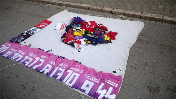 Im Urlaub keine Raubkopien kaufen - Strafe droht Gefälschte Trikots der deutschen Nationalmannschaft - unter anderem eines mit Nazisymbol und dem Schriftzug „Führer“ - bei einem Straßenhändler in Mallorca (Symbolbilld)