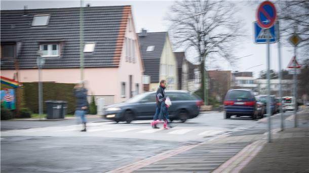 Gefahrensituation für Schulkinder der Heidjerschule: Aufofahrer bremsen oft viel zu spät ab. Die Eltern drängen auf eine Bedarfsampel.