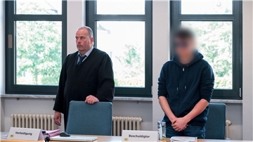 „Gefestigte judenfeindliche und rechtsextreme Geisteshaltung“: Der Beschuldigte (r.) und sein Anwalt.