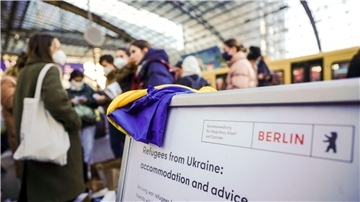 Geflüchtete Frauen aus der Ukraine nach ihrer Ankunft am Berliner Hauptbahnhof.