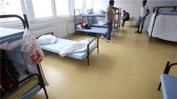 Kaum passende Angebote des Bundes für Flüchtlingsunterkünfte Geflüchtete halten sich in ihrem Vielbettzimmer auf.