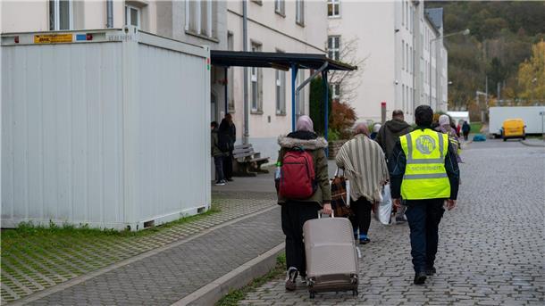 Städte fordern mehr Hilfe bei der Flüchtlingsunterbringung Geflüchtete kommen an einer Asylunterkunft in Trier an. Vor dem Spitzentreffen von Bund und Ländern hat der Städtetag auf die Probleme bei der Unterbringung von Geflüchteten hingewiesen.
