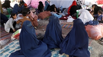 Geflüchtete Menschen in Afghanistan suchen Zuflucht.
