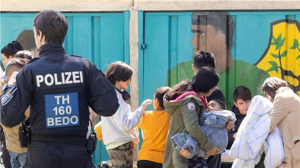 Flüchtlingsunterkunft: Technischer Defekt wohl Brand-Ursache Geflüchtete werden nach dem Brand betreut.