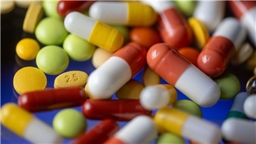 Gefragte Arzneien: In der Pharma- und Chemiebranche bleibt die Beschäftigung insgesamt stabil.