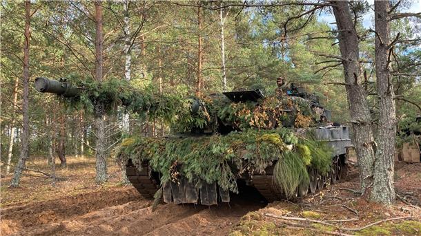 „Super Please“: Ukraine bittet mit Scherz-Video um Panzer Gefragtes Kampfgerät: Der Leopard-Panzer kommt unter anderem im Rahmen eines Nato-Gefechtsverband in Litauen zum Einsatz.