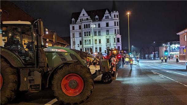 Bauernproteste am Freitag: Wurster Straße seit 1.20 Uhr wieder frei für den Verkehr Gegen 5.30 Uhr brachten sich die Landwirte beim Zolltor Roter Sand in Stellung.